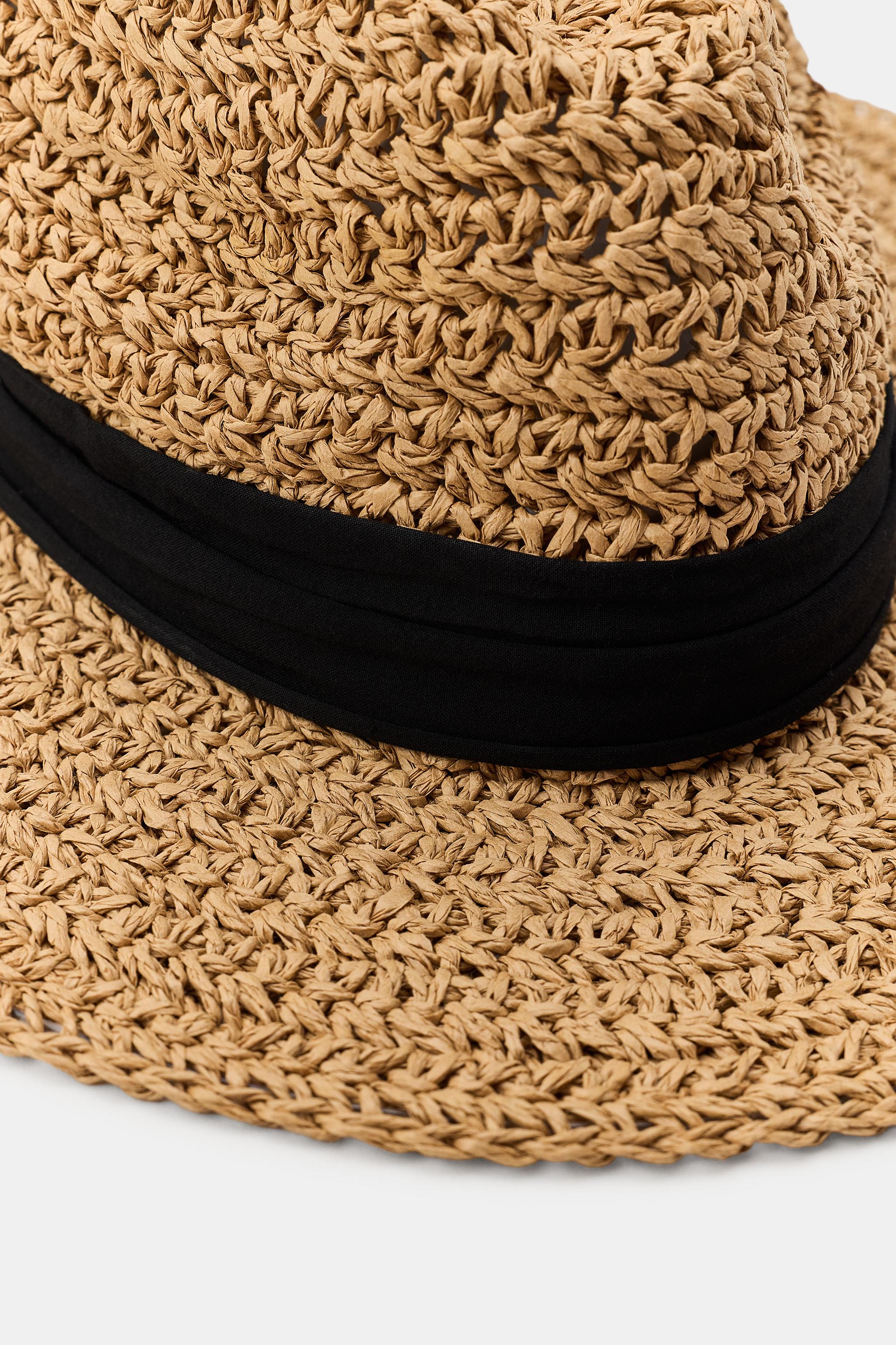 CHAPEAU AVEC RUBAN EN CONTRASTE